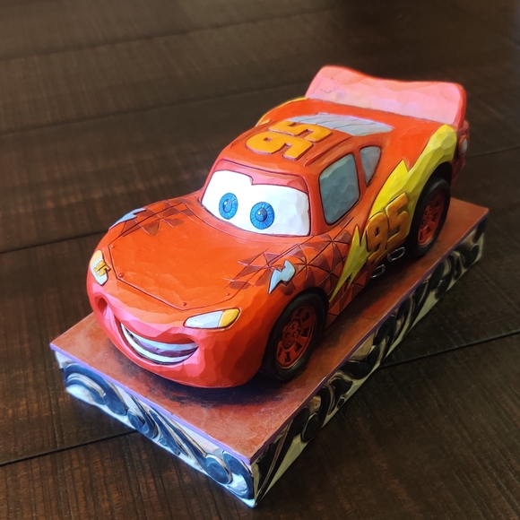 Lightning McQueen Disney Traditions Jim Shore Enesco Ka-Chow Art Piece Figurine.